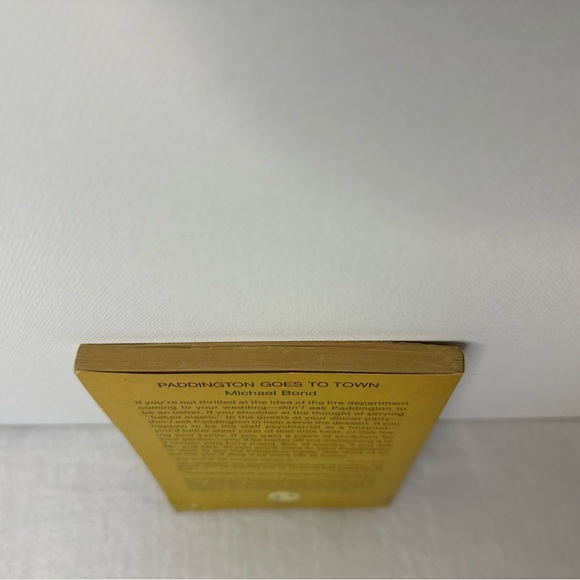 Paddington Goes To Town by Michael Bond Illustrations by Peggy Fortnum Vintage - Picture 4 of 6